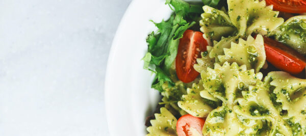 Salade campagnarde (salade, lardons, gésier de volaille, pignons de pins)